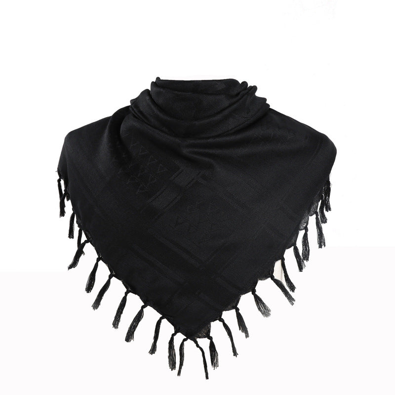 Give consideration to practicality and decoration: keep warm and add fashion to your look.