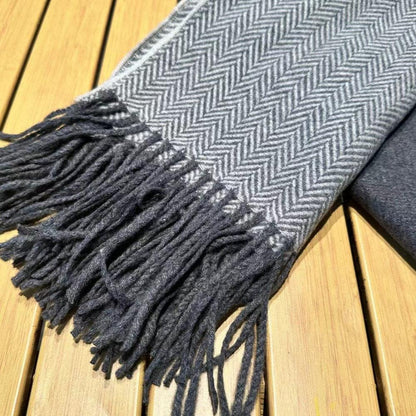 "Cement ash splice with tassel"lozenge Monochrome plain scarf