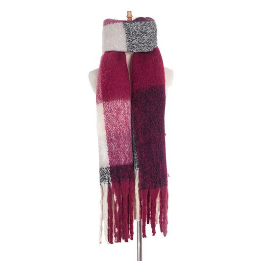 A THICK SCARF IS A WARM GIFT RECOMMENDATION FOR THE COLD WINTER