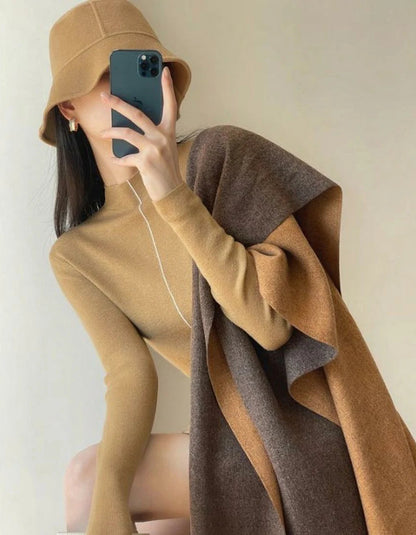 Woman wearing a two-tone scarf